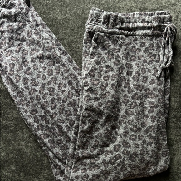 BB Dakota Gray Leopard Lounge Set - Picture 4 of 5